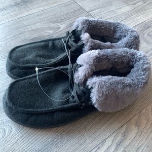 NWOT Tommy Bahama Faux Fur Lining Slip on Shoes.
